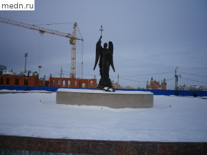 Памятник на площади