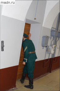 Охранник проверяет заключенных в тюрьме Трубецкого бастиона