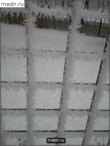 Снежные узоры на заборе