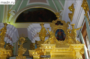 Золотые украшения стен в Петропавловском Соборе