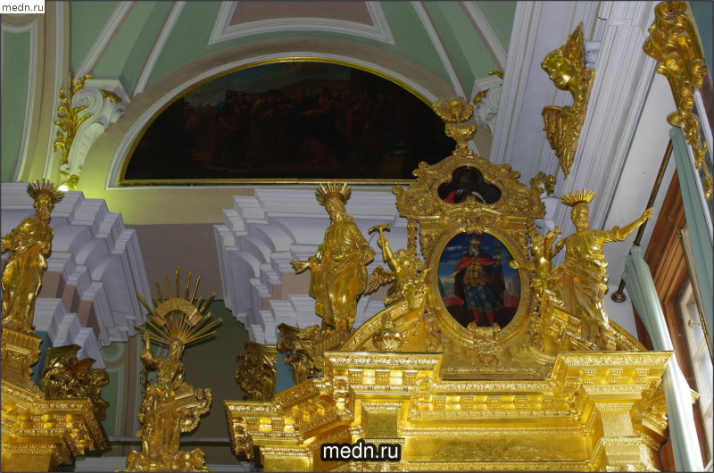 Золотые украшения стен в Петропавловском Соборе