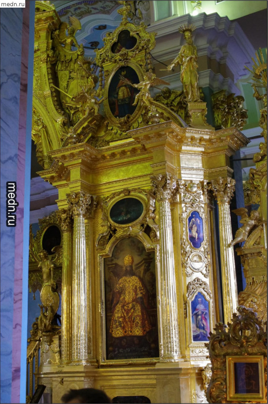 Изображения Святых внутри Петропавловского собора